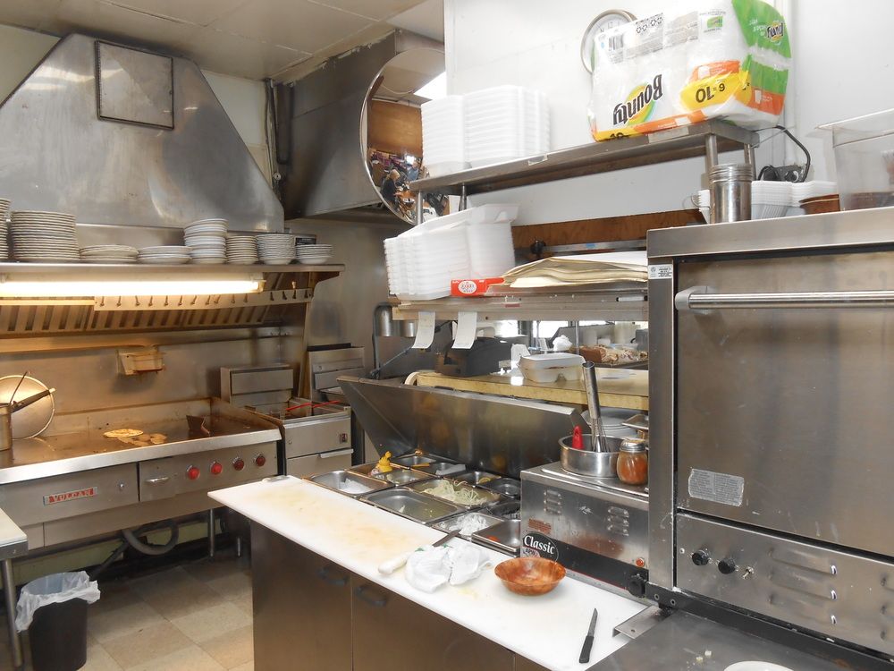 Leo's Seafood Restaurant : 13804 Coastal Hwy, Ocean City, MD 21842